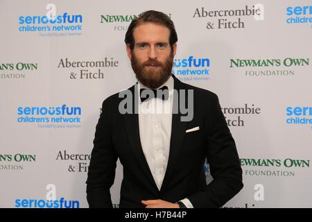 Roundhouse in London beherbergt eine besondere Gala zu Ehren des SeriousFun Kinder Netzwerk, die Nächstenliebe begonnen von Schauspieler und Philanthrop Paul Newman. Moderiert wurde die Veranstaltung durch die jüngste Tochter des späten Schauspielers, Clea Newman.  Heute gibt es 30 Campingplätze und Programme, die den Bedürfnissen von Kindern und Familien auf der ganzen Welt dienen.  SeriousFun Camps sind immer kostenlos und sie helfen Kindern von ernsthaften gesundheitlichen Herausforderungen betroffen über die Grenzen ihrer Krankheit zu erreichen. Stockfoto