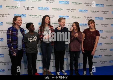 Roundhouse in London beherbergt eine besondere Gala zu Ehren des SeriousFun Kinder Netzwerk, die Nächstenliebe begonnen von Schauspieler und Philanthrop Paul Newman. Moderiert wurde die Veranstaltung durch die jüngste Tochter des späten Schauspielers, Clea Newman.  Heute gibt es 30 Campingplätze und Programme, die den Bedürfnissen von Kindern und Familien auf der ganzen Welt dienen.  SeriousFun Camps sind immer kostenlos und sie helfen Kindern von ernsthaften gesundheitlichen Herausforderungen betroffen über die Grenzen ihrer Krankheit zu erreichen. Stockfoto