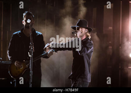 Nashville, Tennessee, USA. 2. November 2016. Tim McGraw mit Tyler Hubbard und Brian Kelley aus Florida Georgia Line erklingt in der 50th Annual CMA Awards, die nahm in der Bridgestone Arena in der Innenstadt von Nashville, Tennessee. © Jason Walle/ZUMA Draht/Alamy Live-Nachrichten Stockfoto