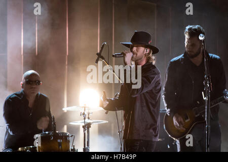 Nashville, Tennessee, USA. 2. November 2016. Tim McGraw mit Tyler Hubbard und Brian Kelley aus Florida Georgia Line erklingt in der 50th Annual CMA Awards, die nahm in der Bridgestone Arena in der Innenstadt von Nashville, Tennessee. © Jason Walle/ZUMA Draht/Alamy Live-Nachrichten Stockfoto