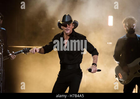 Nashville, Tennessee, USA. 2. November 2016. Tim McGraw mit Tyler Hubbard und Brian Kelley aus Florida Georgia Line erklingt in der 50th Annual CMA Awards, die nahm in der Bridgestone Arena in der Innenstadt von Nashville, Tennessee. © Jason Walle/ZUMA Draht/Alamy Live-Nachrichten Stockfoto