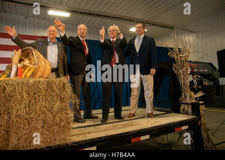 Prole, Iowa, USA, 3. November 2016 Gouverneur Mike Pence die republikanische Vize Präsidentschaftskandidat sich bei seiner Kundgebung heute Morgen in Prole von L-R Congressman Steve King (R -IA), Senator Charles Grassley (R -IA) Gouverneur Pence gesellt, Senator Ted Cruz (R -TX) © markieren Reinstein/Alamy Live News Bildnachweis: Markieren Reinstein/Alamy Live-Nachrichten Stockfoto