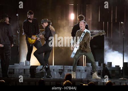 Nashville, Tennessee, USA. 2. November 2016. Tim McGraw mit Tyler Hubbard und Brian Kelley aus Florida Georgia Line erklingt in der 50th Annual CMA Awards, die nahm in der Bridgestone Arena in der Innenstadt von Nashville, Tennessee. © Jason Walle/ZUMA Draht/Alamy Live-Nachrichten Stockfoto