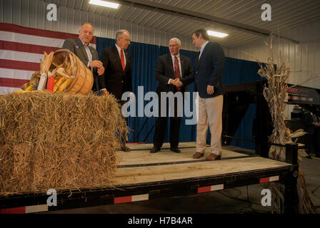 Prole, Iowa, USA, 3. November 2016 Gouverneur Mike Pence die republikanische Vize Präsidentschaftskandidat sich bei seiner Kundgebung heute Morgen in Prole von L-R Congressman Steve King (R -IA), Senator Charles Grassley (R -IA) Gouverneur Pence gesellt, Senator Ted Cruz (R -TX) © markieren Reinstein/Alamy Live News Bildnachweis: Markieren Reinstein/Alamy Live-Nachrichten Stockfoto