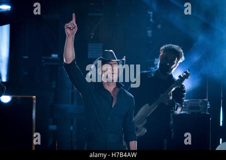 Nashville, Tennessee, USA. 2. November 2016. Tim McGraw mit Tyler Hubbard und Brian Kelley aus Florida Georgia Line erklingt in der 50th Annual CMA Awards, die nahm in der Bridgestone Arena in der Innenstadt von Nashville, Tennessee. © Jason Walle/ZUMA Draht/Alamy Live-Nachrichten Stockfoto