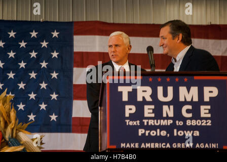 Prole, Iowa, USA, 3. November 2016 Gouverneur Mike Pence die republikanische Vize Präsidentschaftskandidat sich bei seiner Kundgebung heute Morgen in Prole von L-R Congressman Steve King (R -IA), Senator Charles Grassley (R -IA) Gouverneur Pence gesellt, Senator Ted Cruz (R -TX) © markieren Reinstein/Alamy Live News Bildnachweis: Markieren Reinstein/Alamy Live-Nachrichten Stockfoto