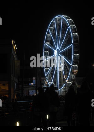 Millenium Square, Bristol, UK. 3. November 2016. Das Panorama Rad beginnt sich zu drehen von Pero Brücke aus gesehen. Zur Feier der Eröffnung des Weihnachtsfestes war fair, eine Feuerwerk im Millenium Square angezeigt. Bildnachweis: Davide Vadala "/ Alamy Live News Stockfoto