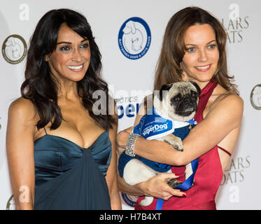 Battersea, London, 3. November 2016. Stars und ihre Hunde nehmen an der Evolution an der Battersea Park Der Battersea Hunde und Katzen Startseite ' Halsbänder und Mäntel Ball" zu besuchen. Im Bild: Jackie St Clair und KIMBERLEIGH GELBER (R) Credit: Paul Davey/Alamy leben Nachrichten Stockfoto