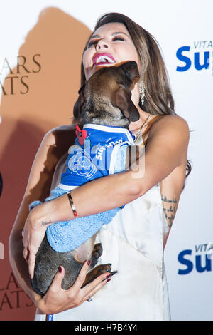 Battersea, London, 3. November 2016.  Prominente und ihre Hunde besuchen die Evolution im Battersea Park zur Teilnahme an der Battersea Hunde und Katzen zuhause "Kragen und Mäntel Ball". Im Bild: Danielle Bux Credit: Paul Davey/Alamy Live-Nachrichten Stockfoto