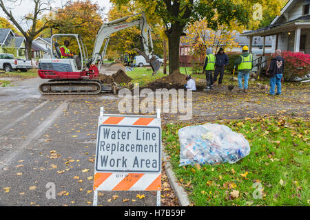 Flint, Michigan, USA. 3. November 2016. Großem Umfang Ersatz von Blei und verzinktem Stahl Service Wasserleitungen beginnt. Die Stadt hofft, Rohre, 800 Häuser in diesem Herbst ersetzen. Flints Wasserversorgung wurde mit Blei verunreinigt, nachdem Staatsbeamte im Jahr 2014 beschlossen, der Stadt Trinkwasser aus der Flint River ohne angemessene Behandlung. Bildnachweis: Jim West/Alamy Live-Nachrichten Stockfoto