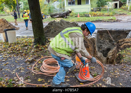 Flint, Michigan, USA. 3. November 2016. Großem Umfang Ersatz von Blei und verzinktem Stahl Service Wasserleitungen beginnt. Die Stadt hofft, Rohre, 800 Häuser in diesem Herbst ersetzen. Flints Wasserversorgung wurde mit Blei verunreinigt, nachdem Staatsbeamte im Jahr 2014 beschlossen, der Stadt Trinkwasser aus der Flint River ohne angemessene Behandlung. Bildnachweis: Jim West/Alamy Live-Nachrichten Stockfoto