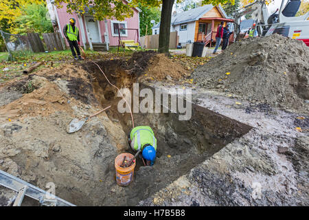 Flint, Michigan, USA. 3. November 2016. Großem Umfang Ersatz von Blei und verzinktem Stahl Service Wasserleitungen beginnt. Die Stadt hofft, Rohre, 800 Häuser in diesem Herbst ersetzen. Flints Wasserversorgung wurde mit Blei verunreinigt, nachdem Staatsbeamte im Jahr 2014 beschlossen, der Stadt Trinkwasser aus der Flint River ohne angemessene Behandlung. Bildnachweis: Jim West/Alamy Live-Nachrichten Stockfoto