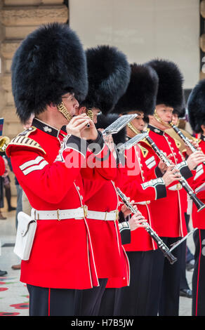 Waterloo Station, London, UK.  3. November 2016. Die Band der Grenadier Guards führt für Pendler und Passagiere auf das Zusammentreffen der Waterloo Station, London, UK. Ihre Leistung war zur Unterstützung der jährlichen Royal British Legion Poppy Reiz. Bildnachweis: Graham Lehrling/Alamy Live-Nachrichten Stockfoto