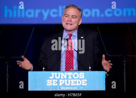 Phoenix, Arizona, USA. 3. November 2016. Mit fünf Tage vor der Präsidentschaftswahl liefert demokratischen Vize-Präsidentschaftskandidaten TIM KAINE eine Wahlkampfrede in Spanisch an der Maryvale Community Center. Bildnachweis: Brian Cahn/ZUMA Draht/Alamy Live-Nachrichten Stockfoto