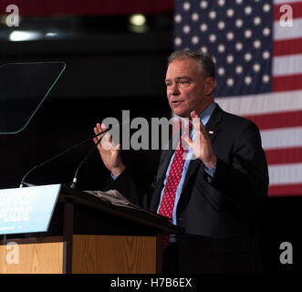 Phoenix, Arizona, USA. 3. November 2016. Mit fünf Tage vor der Präsidentschaftswahl liefert demokratischen Vize-Präsidentschaftskandidaten TIM KAINE eine Wahlkampfrede in Spanisch an der Maryvale Community Center. Bildnachweis: Brian Cahn/ZUMA Draht/Alamy Live-Nachrichten Stockfoto