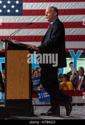 Phoenix, Arizona, USA. 3. November 2016. Mit fünf Tage vor der Präsidentschaftswahl liefert demokratischen Vize-Präsidentschaftskandidaten TIM KAINE eine Wahlkampfrede in Spanisch an der Maryvale Community Center. Bildnachweis: Brian Cahn/ZUMA Draht/Alamy Live-Nachrichten Stockfoto