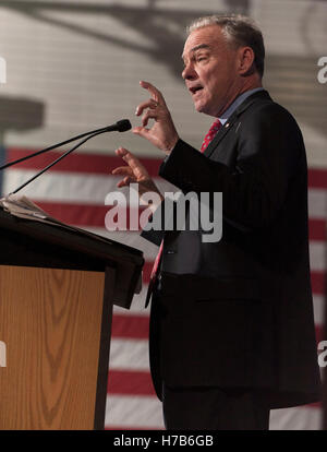 Phoenix, Arizona, USA. 3. November 2016. Mit fünf Tage vor der Präsidentschaftswahl liefert demokratischen Vize-Präsidentschaftskandidaten TIM KAINE eine Wahlkampfrede in Spanisch an der Maryvale Community Center. Bildnachweis: Brian Cahn/ZUMA Draht/Alamy Live-Nachrichten Stockfoto