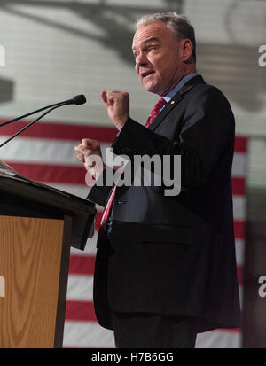 Phoenix, Arizona, USA. 3. November 2016. Mit fünf Tage vor der Präsidentschaftswahl liefert demokratischen Vize-Präsidentschaftskandidaten TIM KAINE eine Wahlkampfrede in Spanisch an der Maryvale Community Center. Bildnachweis: Brian Cahn/ZUMA Draht/Alamy Live-Nachrichten Stockfoto