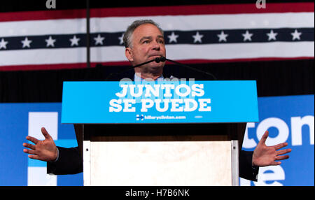 Phoenix, Arizona, USA. 3. November 2016. Mit fünf Tage vor der Präsidentschaftswahl liefert demokratischen Vize-Präsidentschaftskandidaten TIM KAINE eine Wahlkampfrede in Spanisch an der Maryvale Community Center. Bildnachweis: Brian Cahn/ZUMA Draht/Alamy Live-Nachrichten Stockfoto