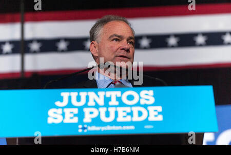 Phoenix, Arizona, USA. 3. November 2016. Mit fünf Tage vor der Präsidentschaftswahl liefert demokratischen Vize-Präsidentschaftskandidaten TIM KAINE eine Wahlkampfrede in Spanisch an der Maryvale Community Center. Bildnachweis: Brian Cahn/ZUMA Draht/Alamy Live-Nachrichten Stockfoto