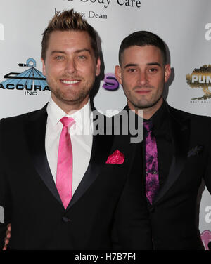 Los Angeles, Ca, USA. 3. November 2016. Lance Bass, Michael Turchin besucht die erste jährliche Vanderpump Hund Foundation Gala gehostet und 3. November 2016 von Lisa Vanderpump, Taglyan Cultural Complex, Los Angeles, Kalifornien, gegründet. (Credit: Parisa Afsahi/Media-Punch). / Alamy Live News Stockfoto