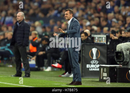 Gelsenkirchen, Deutschland. 3. November 2016. Schalke Trainer Markus Weinzierl reagiert während der Europea Liga Gruppe Phase Fußball Spiel zwischen FC Schalke 04 und FK Krasnodar in der Veltins Arena in Gelsenkirchen, Deutschland, 3. November 2016. Foto: INA FASSBENDER/Dpa/Alamy Live News Stockfoto