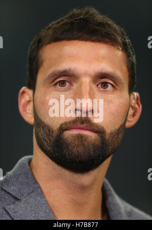 Gelsenkirchen, Deutschland. 3. November 2016. Fußball-Spieler Kevin Kuranyi in einem Interview bei der Fußball-Europa League Gruppe Phase match zwischen FC Schalke 04 und FK Krasnodar in der Veltins Arena in Gelsenkirchen, Deutschland, 3. November 2016. Foto: INA FASSBENDER/Dpa/Alamy Live News Stockfoto