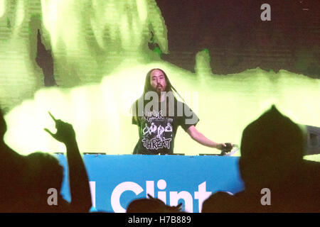 Las Vegas, USA. 3. November 2016. DJ Steve Aoki führt für UNLV Studenten an einer raus die Abstimmung-Konzert am 3. November 2016 Cox Pavillon auf dem Campus der UNLV in Las Vegas, NV. Bildnachweis: Das Foto Zugang/Alamy Live-Nachrichten Stockfoto