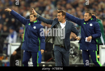 Gelsenkirchen, Deutschland. 3. November 2016. Schalke Trainer Markus Weinzierl reagiert während der Europea Liga Gruppe Phase Fußball Spiel zwischen FC Schalke 04 und FK Krasnodar in der Veltins Arena in Gelsenkirchen, Deutschland, 3. November 2016. Foto: INA FASSBENDER/Dpa/Alamy Live News Stockfoto