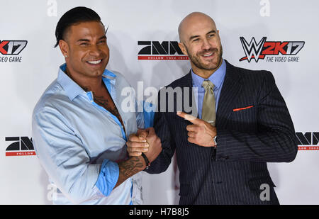 München, Deutschland. 3. November 2016. Ehemaliger Fußballspieler Tim Wiese (l) aka. "Die Maschine" und Ringer "Cesaro" Ankunft der Wrestling-Veranstaltung in der Olympiahalle in München, 3. November 2016. Ehemaliger Fußballspieler Tim Wiese feiert seine Wrestling Debüt während und Veranstaltung von World Wrestling Entertainment (WWE) in München. Foto: SVEN HOPPE/Dpa/Alamy Live News Stockfoto