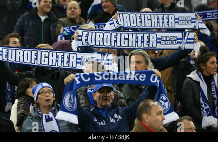 Gelsenkirchen, Deutschland. 3. November 2016. Schalke Fans während der Europea League Gruppe Phase Soccer match zwischen FC Schalke 04 und FK Krasnodar in der Veltins Arena in Gelsenkirchen, Deutschland, 3. November 2016. Foto: FRISO GENTSCH/Dpa/Alamy Live News Stockfoto