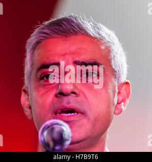 London, UK.  4. November 2016.  Der Bürgermeister von London, Sadiq Khan, kündigt an, dass DJ, Performer, Autor und Aktivist Amy Lamé hat als der Londoner Premiere Zar ernannt worden.  Die Ankündigung erfolgte im 100 Club, eine ikonische Musikveranstaltungen in Soho.  Die Rolle wird Meister der Londoner Nachtleben sowohl in Großbritannien als auch auf internationaler Ebene und eine Vision für London als 24-Stunden-Stadt zu schaffen.  Bildnachweis: Stephen Chung / Alamy Live News Stockfoto