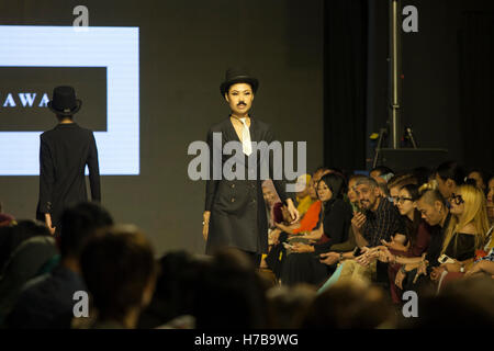 Kuala Lumpur, Malaysia. 3. November 2016. Ein Modell geht auf dem Laufsteg während des Starts einer Modekollektion auf der Fashion Week von Malaysia in Kuala Lumpur, Malaysia. Alexandra Radu/Alamy Live-Nachrichten Stockfoto