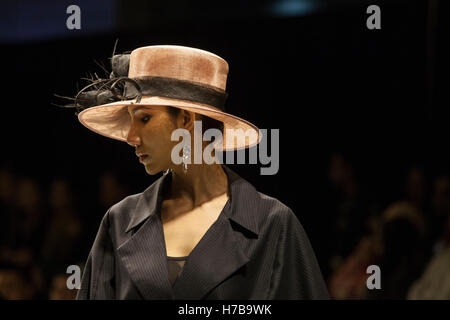 Kuala Lumpur, Malaysia. 3. November 2016. Ein Modell geht auf dem Laufsteg während des Starts einer Modekollektion auf der Fashion Week von Malaysia in Kuala Lumpur, Malaysia. Alexandra Radu/Alamy Live-Nachrichten Stockfoto