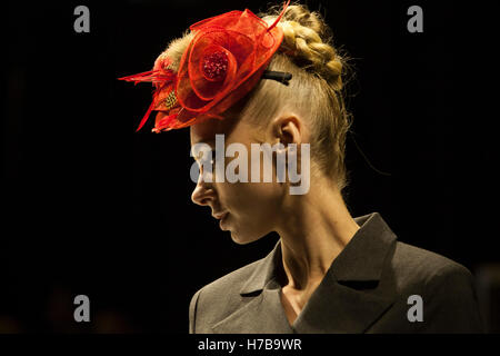 Kuala Lumpur, Malaysia. 3. November 2016. Ein Modell geht auf dem Laufsteg während des Starts einer Modekollektion auf der Fashion Week von Malaysia in Kuala Lumpur, Malaysia. Alexandra Radu/Alamy Live-Nachrichten Stockfoto