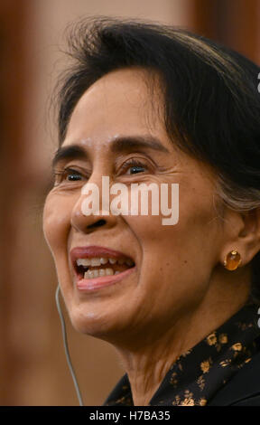 Tokio, Japan. 4. November 2016. Myanmar de facto Führer Aung San Suu Kyi, spricht während einer Pressekonferenz vor dem Japan National Press Club in Tokio auf Freitag, 4. November 2016. Friedensnobelpreisträgerin Suu Kyi wurde bei einem fünftägigen Besuch in Japan, während dieser Zeit sie Universität Kyoto besuchte, wo sie als Forscherin vor 25 Jahren studierte. Bildnachweis: Natsuki Sakai/AFLO/Alamy Live-Nachrichten Stockfoto