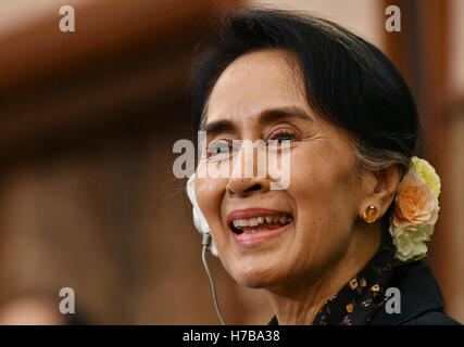 Tokio, Japan. 4. November 2016. Myanmar de facto Führer Aung San Suu Kyi, spricht während einer Pressekonferenz vor dem Japan National Press Club in Tokio auf Freitag, 4. November 2016. Friedensnobelpreisträgerin Suu Kyi wurde bei einem fünftägigen Besuch in Japan, während dieser Zeit sie Universität Kyoto besuchte, wo sie als Forscherin vor 25 Jahren studierte. Bildnachweis: Natsuki Sakai/AFLO/Alamy Live-Nachrichten Stockfoto