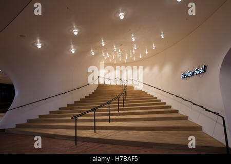 Hamburg, Deutschland. 4. November 2016. Blick auf die Treppe in Richtung der großen Halle, fotografiert während einer Pressetour durch die Elbphilharmonie in Hamburg, Deutschland, 4. November 2016. Während einer Zeremonie handeln am Freitag, 4. November, die Bau Gruppe Hochtief Händen das Konzerthaus der Stadt. Das Plaza des Gebäudes wird am 5. November geöffnet. Die Elbphilharmonie selbst soll am 11. Januar 2017 eröffnet. Foto: CHRISTIAN CHARISIUS/Dpa/Alamy Live News Stockfoto