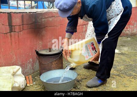 Liaocheng, Liaocheng, China. 26. Oktober 2016. Liaocheng, CHINA-Oktober 26 2016: (nur zur redaktionellen Verwendung. CHINA HERAUS). Der Straße Barbier Yang Tianchen schneidet Haare für einen Kunden. Yang Tiancheng, ein 78 Jahre alten Mann lebt in Liaocheng, Ost-China Shandong Provinz, arbeitete als Friseur in der Straße für mehr als zwanzig Jahren. Es dauert etwa 20 Minuten und etwa vier Yuan, Haare schneiden für einen Kunden. Yang kann für ca. 20 Kunden am meisten jeden Tag Haarschnitt. Heutzutage ist es selten, Straße Barbiere zu sehen und die traditionelle Technik verschwindet. © SIPA Asien/ZUMA Draht/Alamy Live-Nachrichten Stockfoto