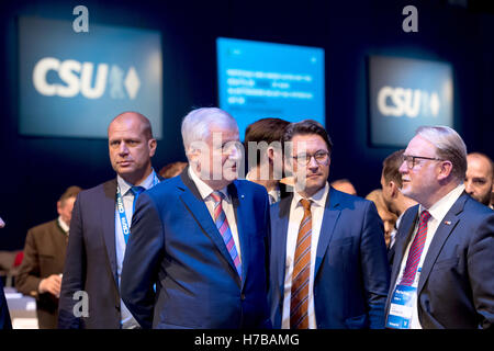 München, Deutschland. 4. November 2016. Bayerns Ministerpräsident Horst Seehofer (l) und CSU-Generalsekretär Andreas Scheuer (2. R) Ankunft in dem CSU-Parteitag in München, Deutschland, 4. November 2016. Foto: SVEN HOPPE/Dpa/Alamy Live News Stockfoto