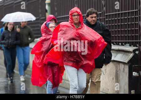 London, UK. 4. November 2016. Touristen tragen Regenponchos bei nassem Wetter in der Nähe von Westminster in London am Nachmittag. Bildnachweis: London Pix/Alamy Live News Stockfoto