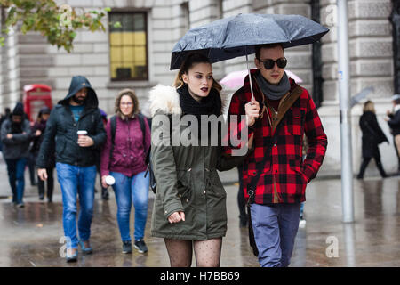 London, UK. 4. November 2016. Touristen-Schutz vor dem Regen mit Sonnenschirmen, in der Nähe von Westminster in London am Nachmittag. Bildnachweis: London Pix/Alamy Live News Stockfoto