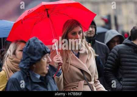 London, UK. 4. November 2016. Touristen-Schutz vor dem Regen mit Sonnenschirmen, in der Nähe von Westminster in London am Nachmittag. Bildnachweis: London Pix/Alamy Live News Stockfoto