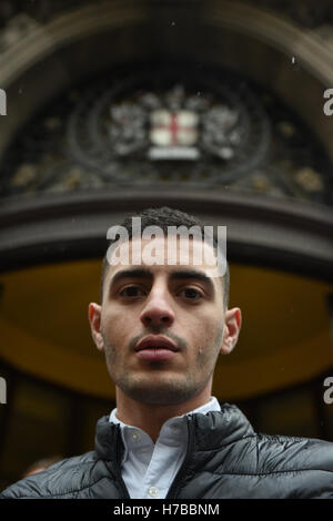 Londoner Magistrates Court, Mansion House, London, UK. 4. November 2016. Solidarität zu protestieren außerhalb Stadt von London Magistrates Court für Isa Al-Aali (Mitte) aus Bahrain, der bei Protest gegen die Farnborough internationale Waffenmesse verhaftet wurde Gala-Dinner im Science Museum im Juli 2016 ist Credit: Matthew Chattle/Alamy Live News Stockfoto