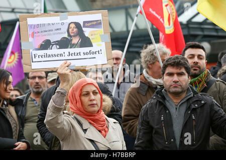 Hamburg, Deutschland. 4. November 2016. Menschen demonstrieren gegen die Verhaftungen von MPs der pro-kurdischen Partei HDP in der Türkei mit Schilder mit der Aufschrift, z. B. "Befreie sie! Right now! "im Zentrum von Hamburg, Deutschland, 4. November 2016. Foto: Bodo Marks/Dpa/Alamy Live News Stockfoto