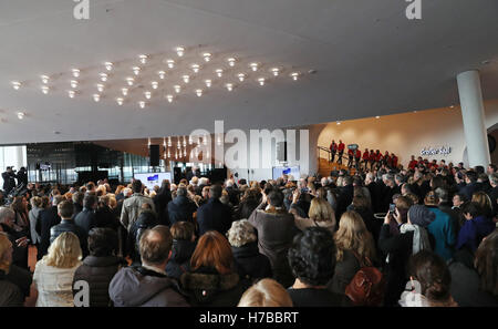 Hamburg, Deutschland. 4. November 2016. Bürgermeister von Hamburg, spricht Olaf Scholz (SPD) beim Festakt anlässlich der Eröffnung der Elbphilharmonie Plaza in Hamburg, Deutschland, 4. November 2016. Die Elbphilharmonie Philharmonie wurde beendet - rund neuneinhalb Jahre nach der Grundsteinlegung des ersten Steins. Mit diesem Festakt Bauunternehmen übergibt Hochtief den Konzertsaal, der freien und Hansestadt Hamburg. © Dpa picture-Alliance/Alamy Live News Stockfoto