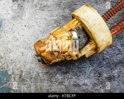 Defekte Kraftstoffpumpe auf alten Metall-Hintergrund Stockfoto