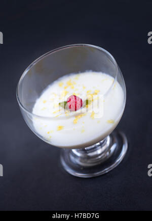 Zitrone und Joghurt-Mousse mit Himbeeren und Minze als kaltes Dessert serviert Stockfoto