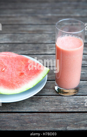 Frische Wassermelone Smoothie auf alten Holztisch Stockfoto