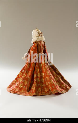 Des Kindes äußeren Umhang und Hals Halskrause, historische Replik Papier Kleid von Isabelle de Borchgrave Stockfoto